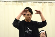 スネ夫の髪型を説明する陳内将。