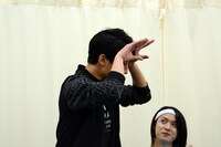 スネ夫の髪型を説明する陳内将。