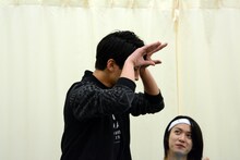 スネ夫の髪型を説明する陳内将。