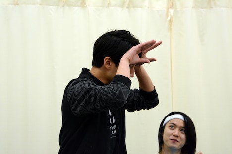 スネ夫の髪型を説明する陳内将。