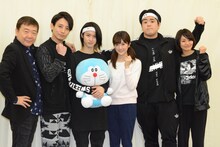 左から鴻上尚史、スネ夫役の陳内将、のび太役の小越勇輝、しずかちゃん役の樋口日奈（乃木坂46）、ジャイアン役の皇希、チッポ役の佃井皆美。