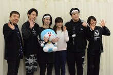 左から鴻上尚史、スネ夫役の陳内将、のび太役の小越勇輝、しずか役の樋口日奈（乃木坂46）、ジャイアン役の皇希、チッポ役の佃井皆美。