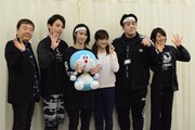 左から鴻上尚史、スネ夫役の陳内将、のび太役の小越勇輝、しずか役の樋口日奈(乃木坂46)、ジャイアン役の皇希、チッポ役の佃井皆美。
