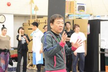 稽古場で演技指導する鴻上尚史。