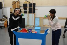 「これで安心！探検セット」での小越勇輝と樋口日奈。