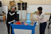 「これで安心!探検セット」での小越勇輝と樋口日奈。