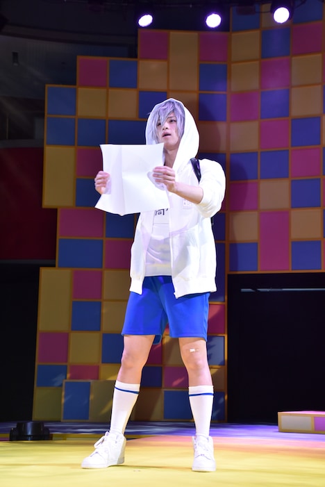 作文を朗読する荒牧慶彦演じる高橋奏。