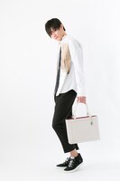 「遊☆戯☆王デュエルモンスターズ」コラボバッグ 海馬瀬人モデル着用イメージ