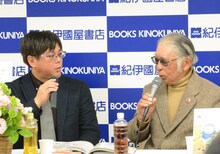 左から進行役と、藤子不二雄(A)。