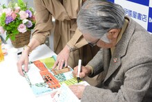 サインをする藤子不二雄(A)。