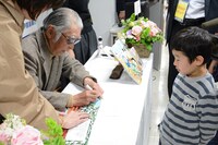 サインをする藤子不二雄(A)。