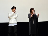 左から津田健次郎、竹内順子。