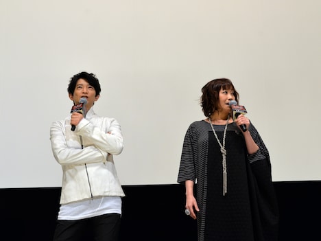 左から津田健次郎、竹内順子。