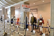 実写映画の衣装展示の様子。