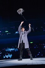 「銀魂イヤー！」と筆文字を描く、坂田銀時役の杉田智和。