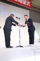 石塚真一（右）の贈呈式の様子。