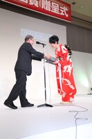 松田奈緒子（右）の贈呈式の様子。