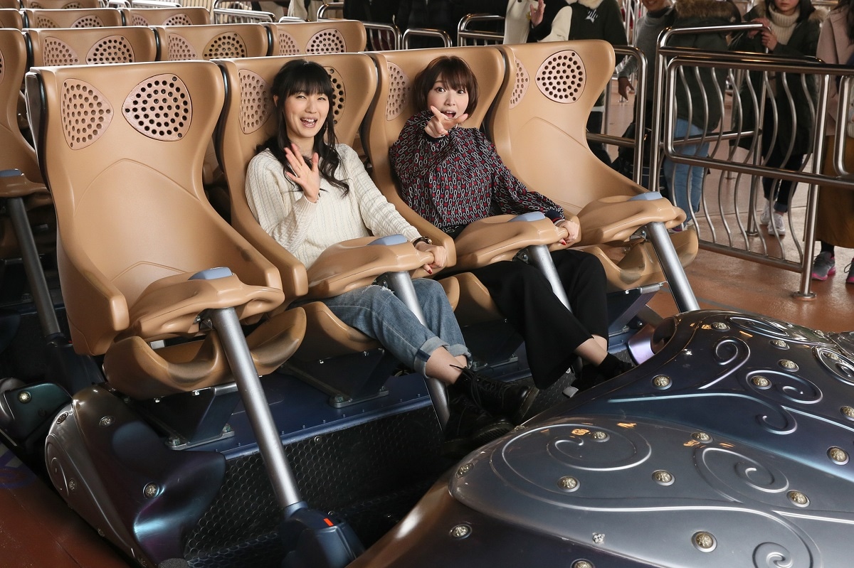 「ハリウッド・ドリーム・ザ・ライド “紅蓮の弓矢 (進撃の巨人・ザ・リアルver.)” 」に乗車する石川由依と井上麻里奈。