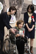 水木しげるの写真を手に、水木への思いを語る妻・布枝氏。
