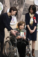 水木しげるの写真を手に、水木への思いを語る妻・布枝氏。