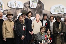 水木しげるのパネルを囲み、追悼メッセージを寄せた著名人と行われた記念撮影。