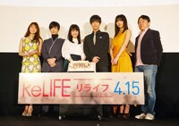 「ReLIFE リライフ」完成披露舞台挨拶の様子。左から岡崎紗絵、千葉雄大、平祐奈、中川大志、池田エライザ、古澤健監督。