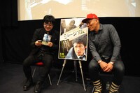 大友啓史（左）に電話番号を教える渡辺大智（右）。