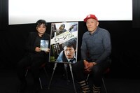映画「ミュージアム」Blu-ray / DVDリリース記念 メディア向け試写会の様子。左から大友啓史監督、装飾の渡辺大智。