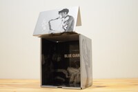 「BLUE GIANT」10巻と、「BLUE GIANT SUPREME」1巻の帯に付属している2枚の応募券を集めて応募すると、抽選で500名にプレゼントされる「BLUE GIANT」全巻収納BOX。