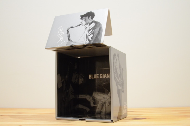 「BLUE GIANT」10巻と、「BLUE GIANT SUPREME」1巻の帯に付属している2枚の応募券を集めて応募すると、抽選で500名にプレゼントされる「BLUE GIANT」全巻収納BOX。