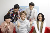 9日に行われたニコニコ生放送後のキャスト陣。前列左からにこまる役の玉城仁菜、ひのひかり役の石井マーク、あきたこまち役の小森未彩。後列左からひとめぼれ役の草摩そうすけ、ささにしき役の沢城千春。