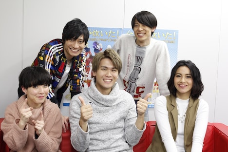 9日に行われたニコニコ生放送後のキャスト陣。前列左からにこまる役の玉城仁菜、ひのひかり役の石井マーク、あきたこまち役の小森未彩。後列左からひとめぼれ役の草摩そうすけ、ささにしき役の沢城千春。