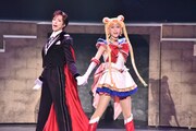 大和悠河演じるタキシード仮面と野本ほたる演じるセーラームーン。