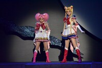 神田愛莉演じるセーラーちびムーンと野本ほたる演じるセーラームーン。