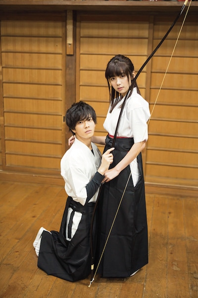 左から三神曜太役の中尾暢樹、岸本杏役の池田エライザ。