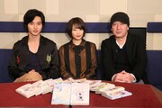 「四月は君の嘘」ビジュアルコメンタリー収録時の様子。左から山崎賢人、広瀬すず、新城毅彦。