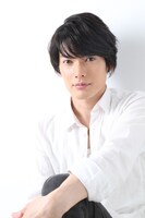 曇芭恋役の崎山つばさ。