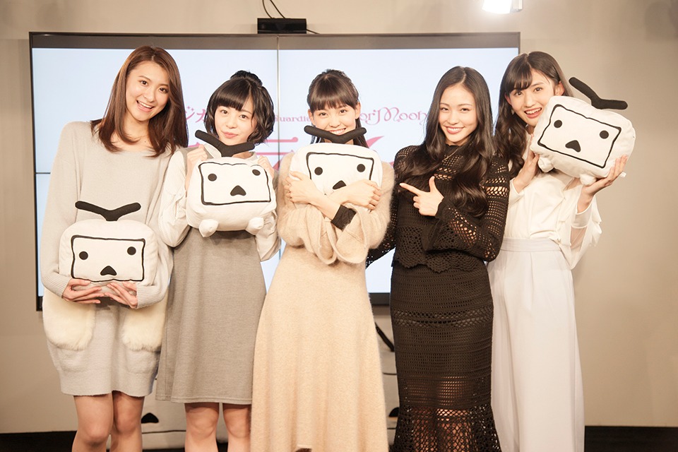左から楓（セーラージュピター／木野まこと）、竹内夢（セーラーマーキュリー／水野亜美）、野本ほたる（セーラームーン／月野うさぎ）、小林かれん（セーラーマーズ／火野レイ）、長谷川里桃（セーラーヴィーナス／愛野美奈子）。