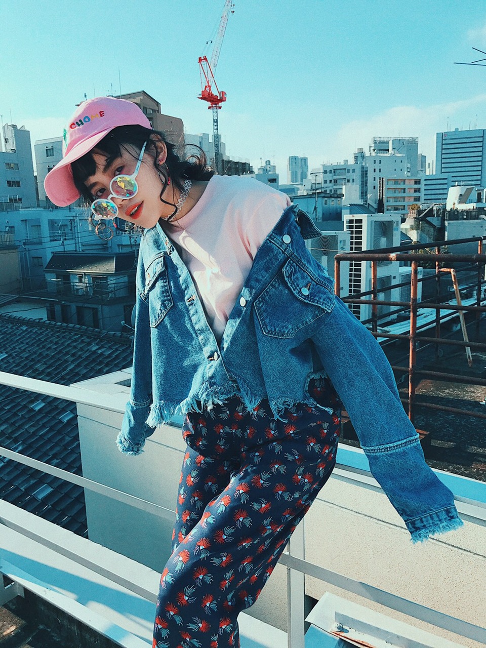 「CRAYON STYLE Dream Bus Stop」販売アイテムの着用画像。