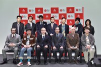 第20回文化庁メディア芸術祭の記者発表会にて、審査委員と受賞者。