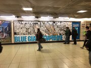 JR新宿駅に掲出されている「BLUE GIANT SUPREME」のピールオフ広告。
