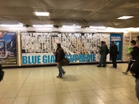 JR新宿駅に掲出されている「BLUE GIANT SUPREME」のピールオフ広告。