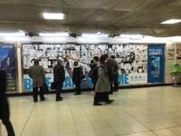 JR新宿駅に掲出されている「BLUE GIANT SUPREME」のピールオフ広告。