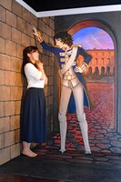 「アンドレの壁ドン」 (c)池田理代子プロダクション