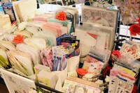 物販の様子。 (c)池田理代子プロダクション