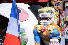 正面入口に設置された、オスカルに扮した中国の獅子。 (c)池田理代子プロダクション