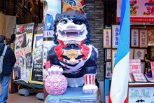 正面入口に設置された、アンドレに扮した中国の獅子。 (c)池田理代子プロダクション