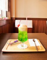 キャンペーンで100円引きになるクリームソーダ。