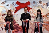 オープニングセレモニーの様子。左から高倉有加、赤松健、佐藤利奈。