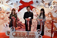 テープカットの様子。